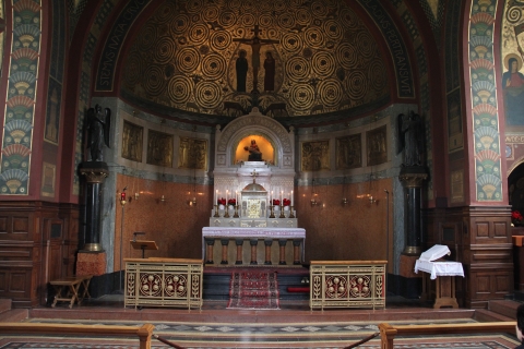 Pohled k hlavnímu oltáři