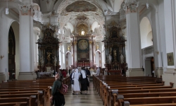 Kostel je barokně vyzdobený