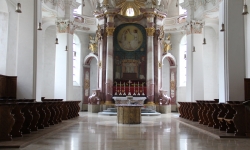 Pohled k hlavnímu oltáři