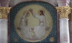 Motiv korunování Panny Marie podobný v našem kostele Sv. Rodiny